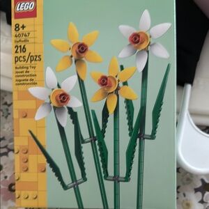 LEGO Daffodils Set with Yellow and White Petals